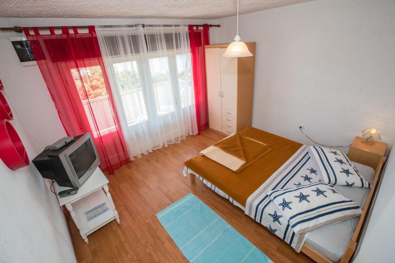 Apartments Renata Kampor Luaran gambar