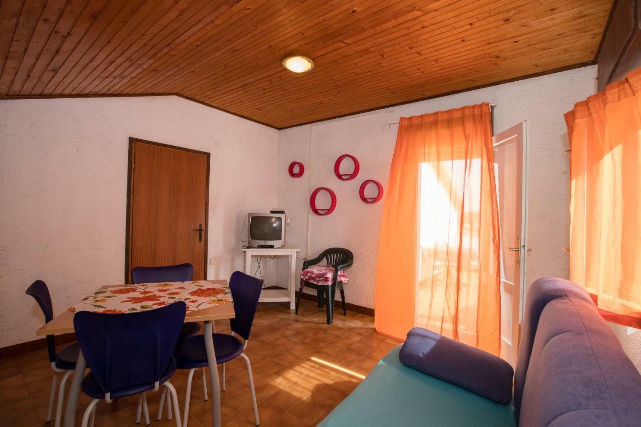 Apartments Renata Kampor Luaran gambar